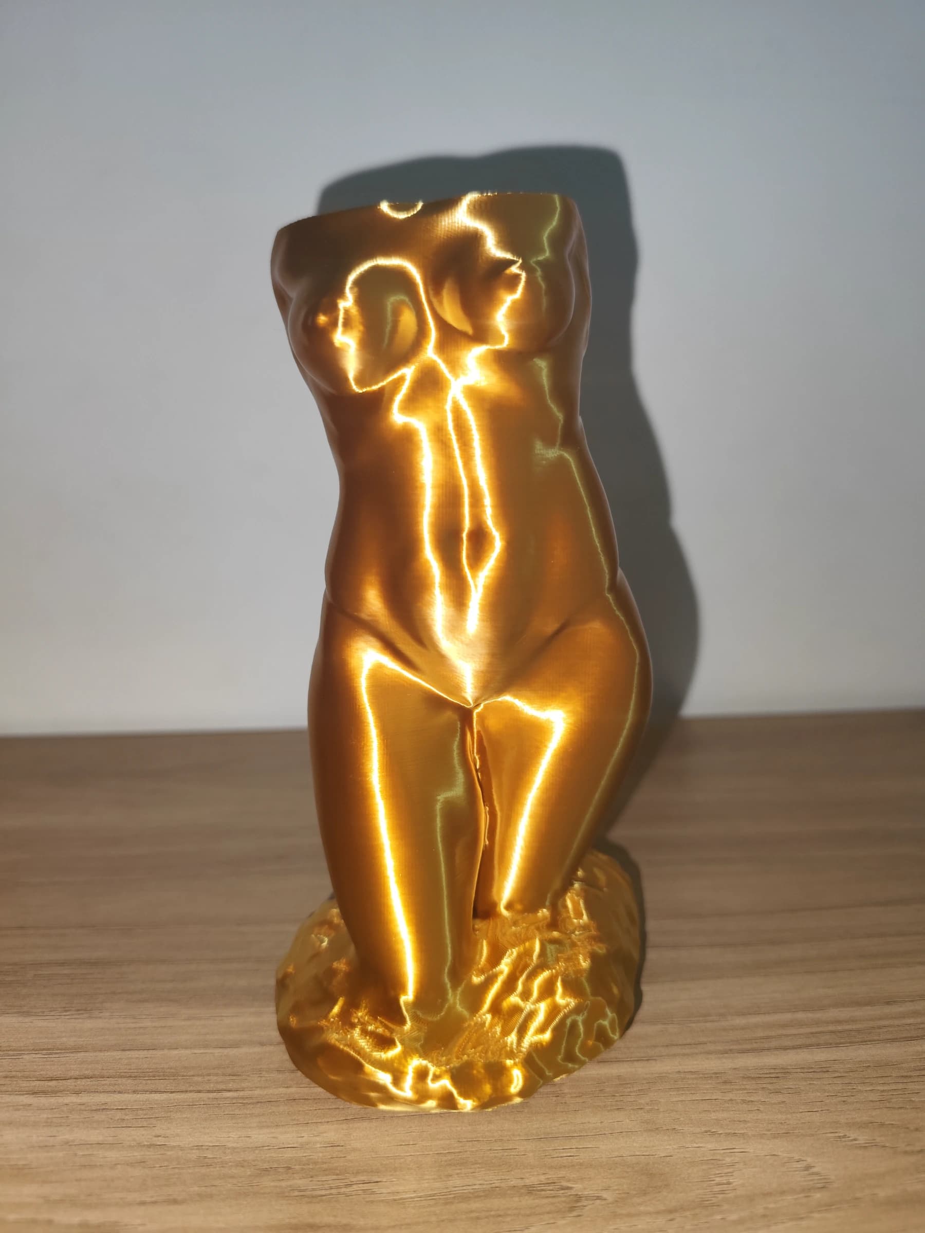 Estatueta Torso Feminino Dourado – Série Fleabag – 18cm